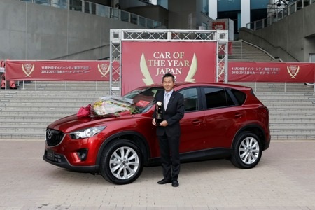 Danh hiệu “Xe của năm 2012-2013 tại Nhật” đã có chủ - 2 CEO Kiyoshi Fujiwara của Mazda nhận giải “Xe của năm 2012-2013 tại Nhật” dành cho mẫu CX-5